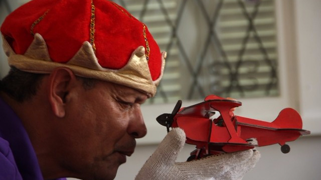 Um avião vermelho passou por&nbsp;aqui